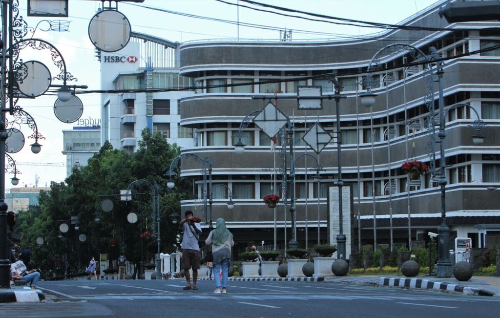 Warga berfoto di depan Hotel Savoy Homann di Jalan Asia Afrika, Kota Bandung, Jawa Barat, Rabu (23/9/2020). Hotel tersebut merupakan salah satu bangunan bergaya Art Deco di Bandung.