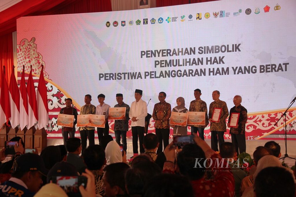 Presiden Joko Widodo berfoto bersama perwakilan dari para korban atau ahli waris korban pelanggaran hak asasi manusia (HAM) berat saat acara peluncuran program penyelesaian non-yudusial di Pidie, Aceh, Selasa (27/6/2023). 