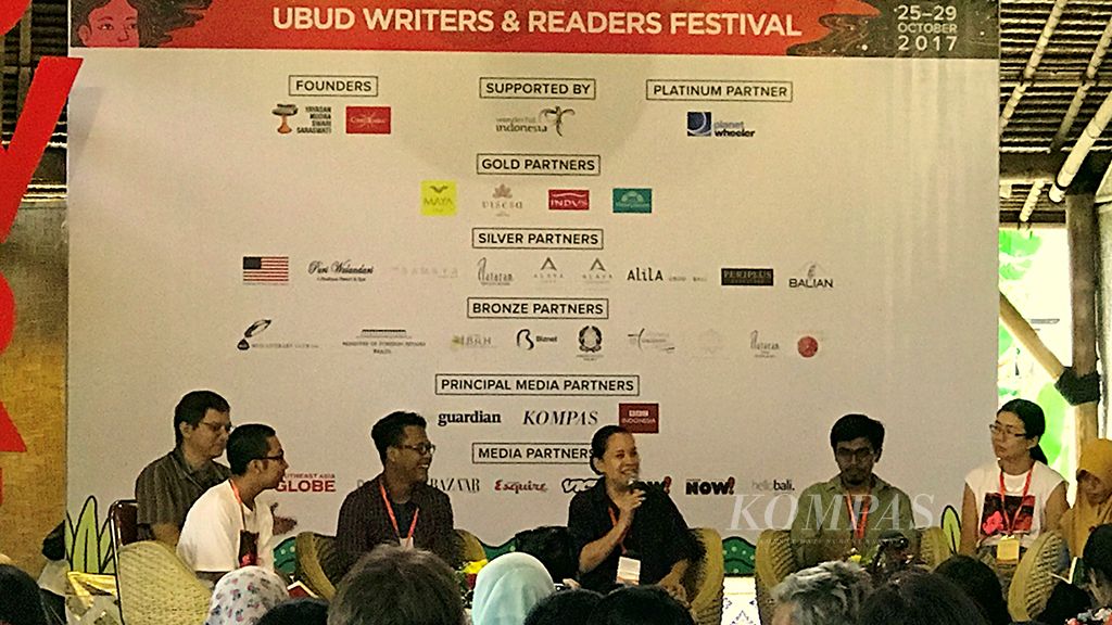Para penulis muda tampil di  Ubud Writers and Readers Festival di Ubud, Bali, 25-29 Oktober 2017.
