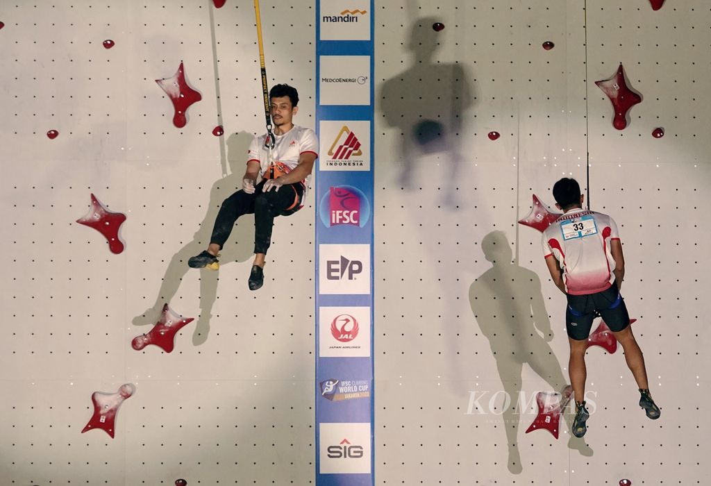 Atlet panjat tebing Indonesia, Veddriq Leonardo (kiri), beraksi melawan Kiromal Katibin dalam babak perdelapan final seri ke-12 Piala Dunia Panjat Tebing 2022 nomor kecepatan putra di SCBD Park, Jakarta, Sabtu (24/9/2022). Veddriq menjadi juara dunia setelah mengumpulkan poin sebanyak 4.455. 