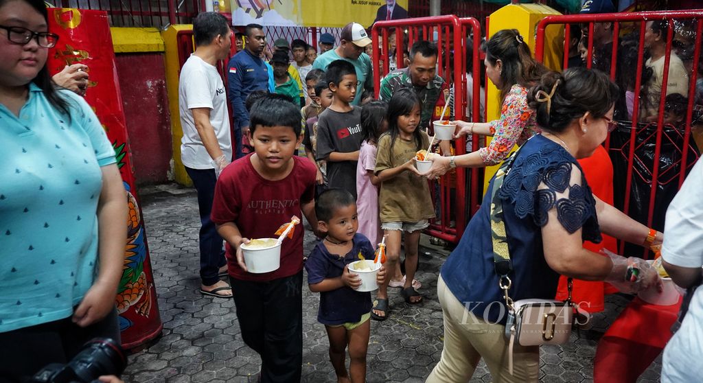 Anak-anak turut antre memperoleh takjil gratis dari umat Wihara Dharma Bakti, Glodok, Jakarta, menjelang waktu berbuka puasa tiba, Minggu (17/3/2024). 