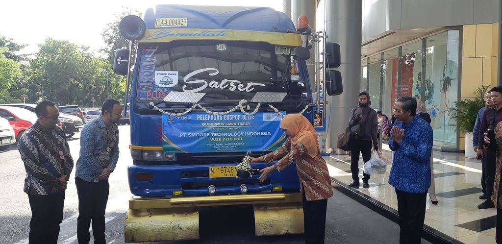 Gubernur Jatim Khofifah Indar Parawansa saat melepas ekspor produk unggulan di Surabaya, Selasa (30/5/2023) 