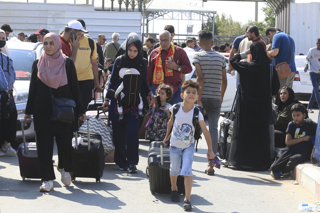 Warga Palestina tengah menunggu di perbatasan Mesir-Jalur Gaza di Rafah, Sabtu (14/10/2023).