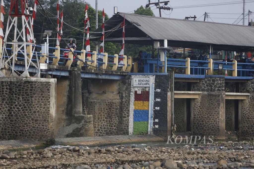 Kondisi Bendungan Katulampa di Bogor, Jawa Barat, yang telah surut airnya, Minggu (27/8/2023). 