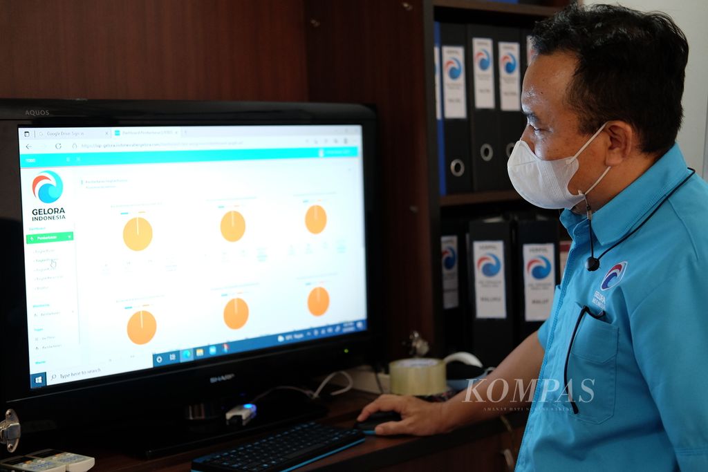 Wakil Sekretaris Jenderal Data Achmad Chudori menunjukkan Sistem Informasi Pemberkasan Partai Gelora yang digunakan untuk memonitor persiapan verifikasi faktual dan verifikasi administrasi partai-partai baru sebagai peserta Pemilu 2024, Jumat (25/3/2022).