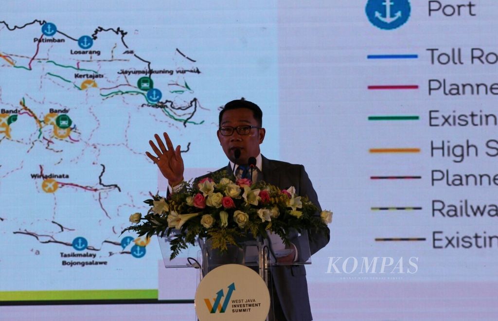 Gubernur Jawa Barat Ridwan Kamil menjelaskan sejumlah program pembangunan strategis di Jabar dalam West Java Investment Summit 2019 di Kota Bandung, Jumat (18/10/2019).