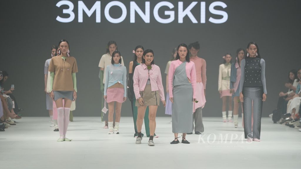 Model membawakan koleksi 3Mongkis dalam Jakarta Fashion Week (JFW) 2024 di Pondok Indah Mall III, Jakarta Selatan, Selasa (24/10/2023).