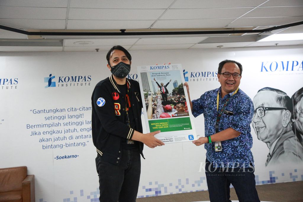 Wakil Pemimpin Umum Harian <i>Kompas</i> Budiman Tanuredjo (kanan) bersama Commercial Development Harian <i>Kompas</i> Helman Taofani memperlihatkan salah satu plat karya NFT, singkatan dari <i>non-fungible token </i>harian <i>Kompas </i>di acara pertemuan para kolektor #NFTKompas di kantor Harian <i>Kompas</i> di Jakarta, Selasa (6/9/2022). Pada kesempatan tersebut, para kolektor #NFTKompas diajak berkunjung ke pusat informasi <i>Kompas</i> untuk melihat langsung lembaran halaman depan koran harian Kompas yang NFT nya mereka koleksi.