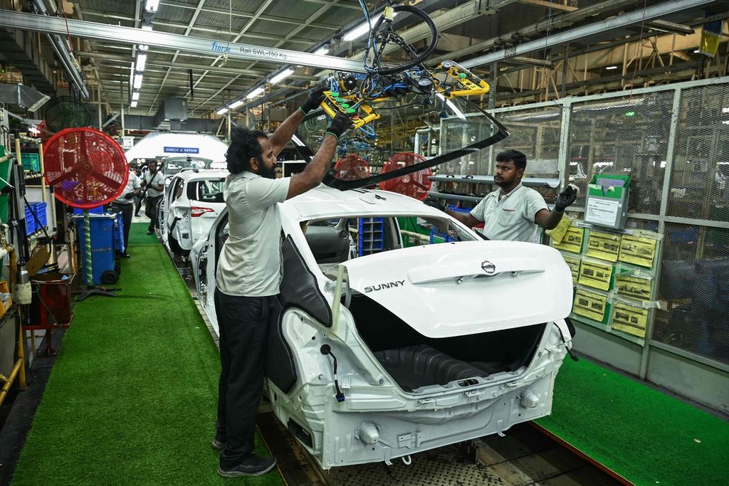 Karyawan bekerja di bagian perakitan mobil di pabrik Renault Nissan Automotive India di Oragadam, kawasan industri Chennai, India, 27 Maret 2024. 