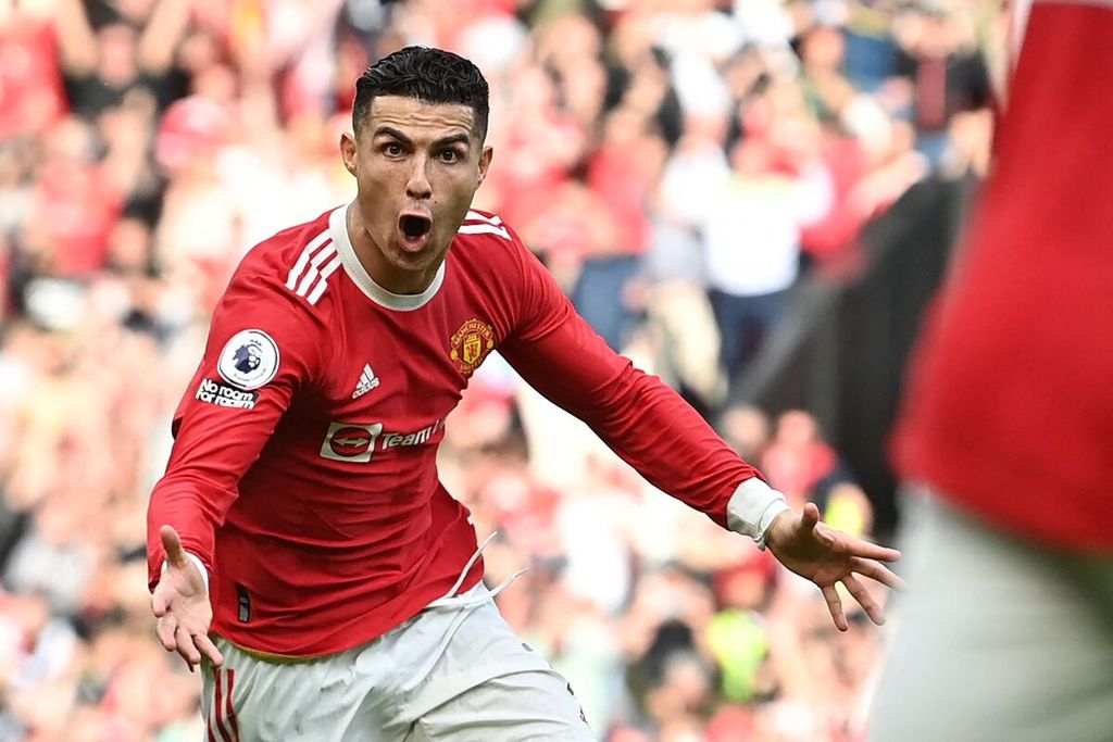 Penyerang Manchester United, Cristiano Ronaldo, melakukan selebrasi setelah mencetak gol ketiga dalam pertandingan lanjutan Liga Inggris antara Manchester United dan Norwich City di Stadion Old Trafford, Manchester, Sabtu (16/4/2022). 