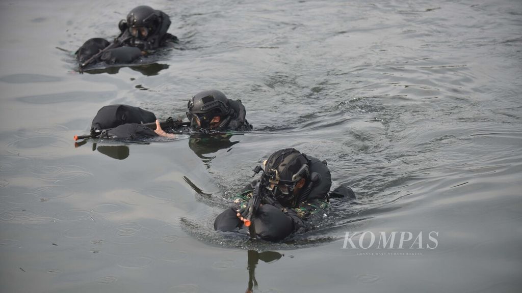 Para prajurit dari Satuan Komando Pasukan Katak (Kopaska) Armada I mengikuti Latihan Peperangan Laut Khusus di Panngkalan TNI AL Pondok Dayung, Tanjung Priok, Jakarta Utara, Selasa (22/8/2020).