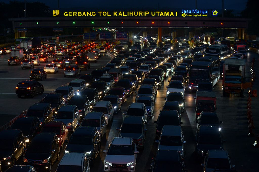 Deretan mobil keluar dari Gerbang Tol Kalihurip Utama 1, Karawang, Jawa Barat, Jumat (28/4/2023). Terhitung dari H+1 hingga H+4 Idul Fitri, Jasa Marga mencatat ada 656.321 kendaraan yang menuju Jakarta di lalu lintas Jabotabek.