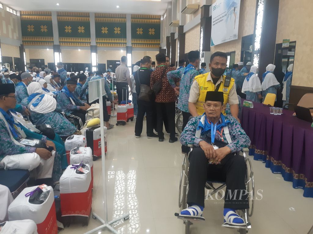 Ratusan calon jemaah haji berkumpul di aula Asrama Haji Palembang untuk mengikuti pemeriksaan dokumen dan pemeriksaan fisik, Jumat (26/5/2023).