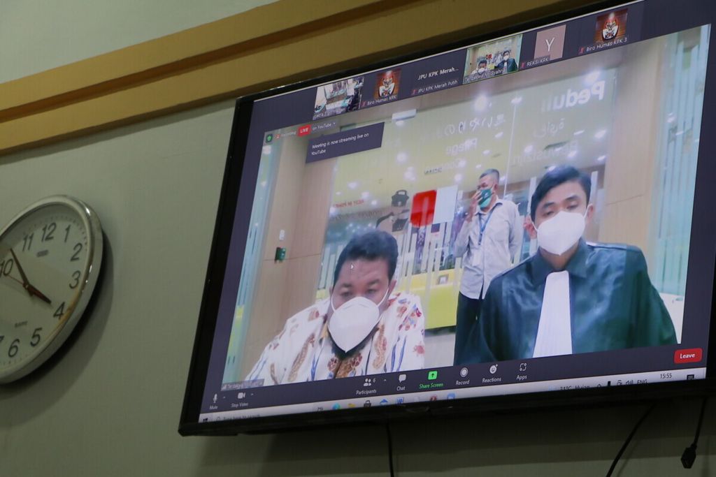 Wali Kota Tanjung Balai nonaktif Muhamad Syahrial mendengarkan tuntutan jaksa penuntut umum Komisi Pemberantasan Korupsi yang dibacakan di Pengadilan Negeri Medan, Sumatera Utara, Senin (30/8/2021).