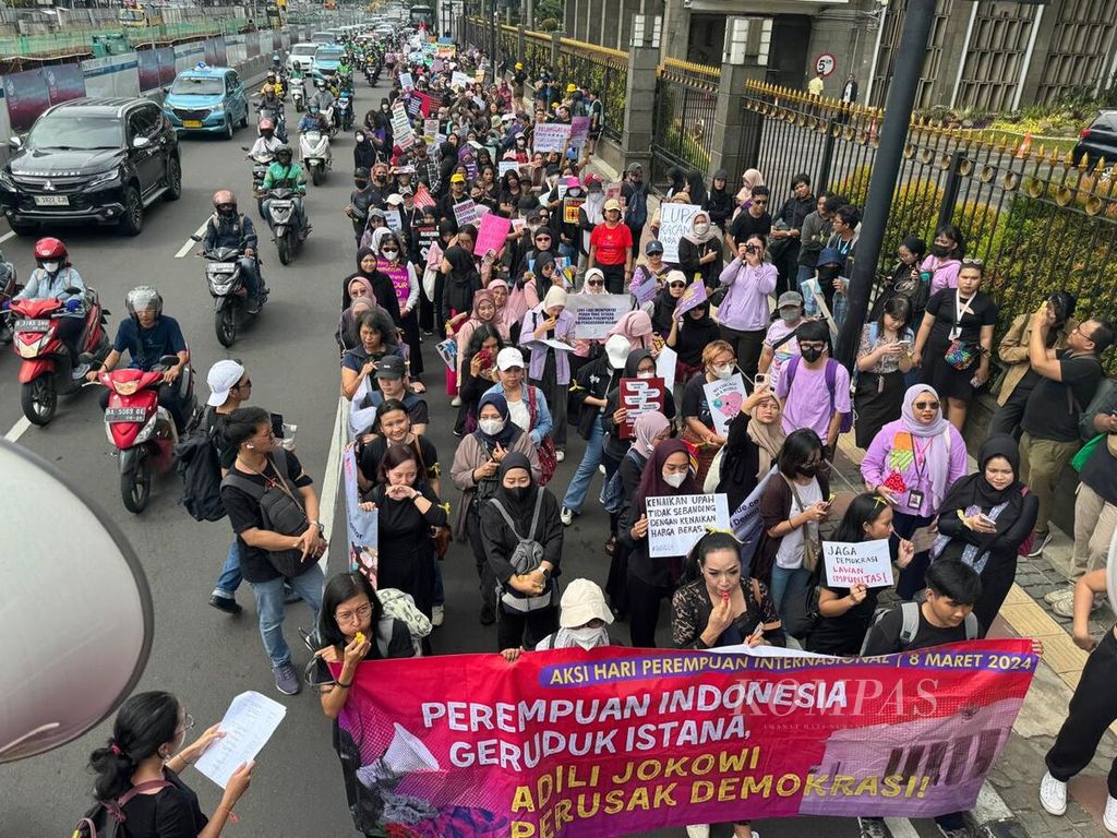 Ratusan perempuan yang tergabung dalam Aliansi Perempuan Indonesia memperingati Hari Perempuan Internasional 2024, dengan berjalan kaki dari depan Gedung Bawaslu hingga kawasan Monas Jakarta, Jumat (8/3/2024).