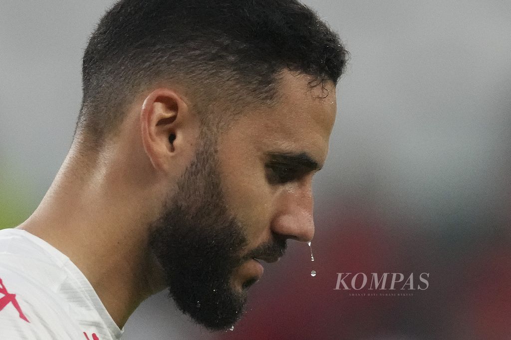 Pemain Tunisia Dylan Bronn meneteskan keringant saat berlaga melawan tim Denmark di babak fase grup C Piala Dunia 2022 di Stadion Education City, Qatar, Selasa (22/11/2022). Pertandingan berakhir imbang 0-0. 