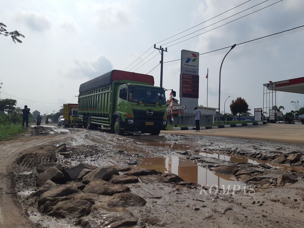 Kondisi jalan rusak di Jalan Raya Rumbia, di Kecamatan Rumbia Kabupaten Lampung Tengah, Lampung, pada Rabu (3/5/2023). 