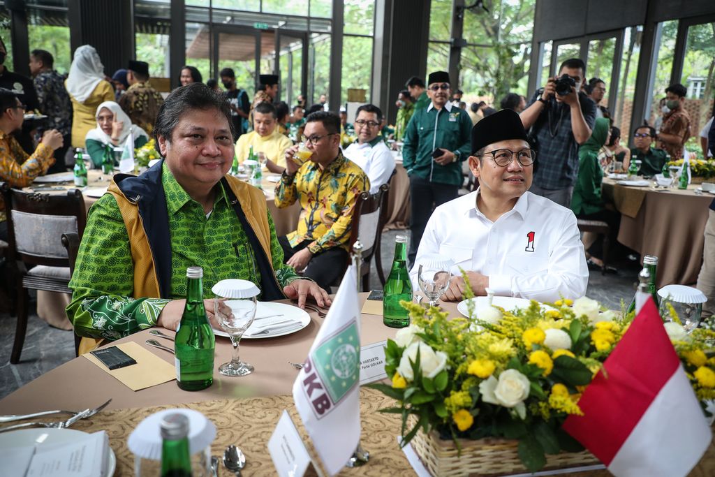 Ketua Umum Partai Golkar Airlangga Hartarto (kiri) dan Ketua Umum PKB Muhaimin Iskandar (kanan) menghadiri pertemuan di Plataran, Senayan, Jakarta, Rabu (3/5/2023). Dalam pertemuan yang berlangsung tertutup itu, kedua partai membahas koalisi besar untuk menghadapi Pemilu 2024. Selain itu, kedua partai juga sepakat untuk mendukung pemerintahan Presiden Joko Widodo.