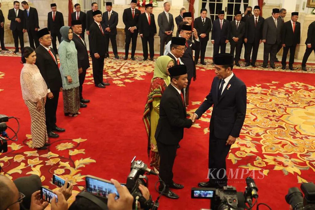 Presiden Joko Widodo saat melantik tiga menteri, satu wakil menteri, dan beberapa kepala badan serta kepala kantor pada Senin (19/8/2024) di Istana Negara, Jakarta.