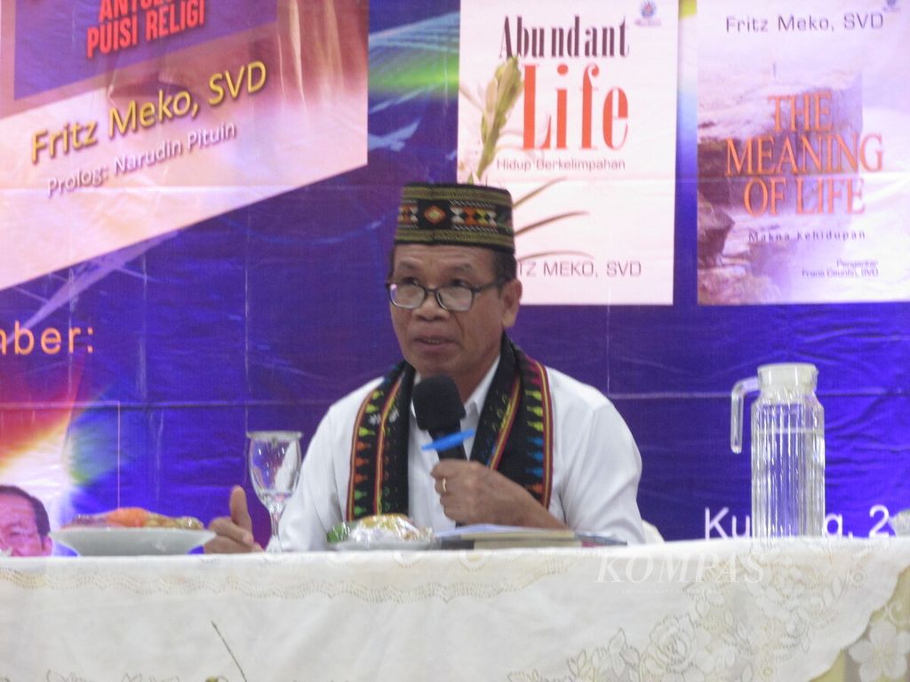 Yohanes Sehandi, kritikus sastra, menjelaskan soal sastrawan NTT, peran dan sumbangsih mereka terhadap masyarakat NTT saat bedah buku puisi <i>Sang Mesias</i> karya P Fritz Meko SVD di Kupang, Sabtu (2/4/2022).