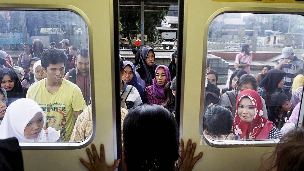 Penumpang bersiap naik kereta komuter tujuan Tangerang dari Stasiun Duri, Jakarta, Rabu (3/1).  Setelah pengoperasian kereta bandara, penumpang berharap kereta rute Tangerang-Duri dikembalikan setiap 15 menit, bukan 20 menit seperti saat ini.