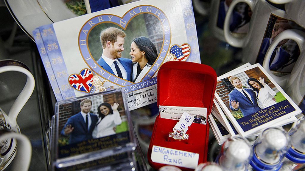 Sejumlah suvenir  yang menampilkan foto Pangeran Harry dari Inggris dan tunangannya, Meghan Markle, aktris AS, dijual di toko suvenir di Windsor, London barat, Inggris, 1 April 2018.