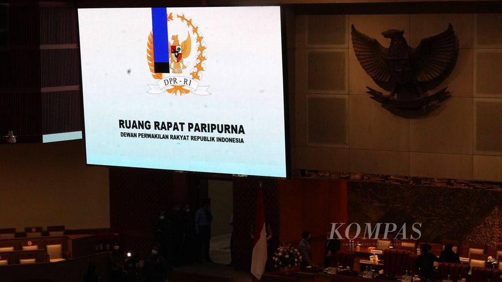 Salah satu layar yang digunakan rapat paripurna DPR ke-28 Masa Persidangan V Tahun Sidang 2021-2022 di DPR, Jakarta, yang tampilannya rusak, Kamis (7/7/2022). 