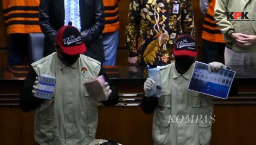 Penyidik Komisi Pemberantasan Korupsi memperlihatkan barang bukti berupa uang tunai, deposito, dan buku tabungan dalam operasi tangkap tangan terhadap Rektor Universitas Lampung Karomani dan tiga tersangka lain dalam jumpa pers, Minggu (21/8/2022), di Gedung KPK, Jakarta. 