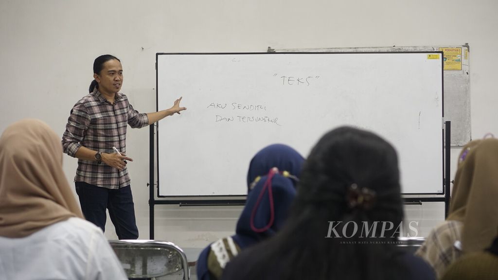 Dahri Dahlan, penyair dan dosen Program Studi Sastra Indonesia Universitas Mulawarman, sedang mengajar mata kuliah pengkajian film di Kota Samarinda, Kalimantan Timur, Senin (13/3/2023).