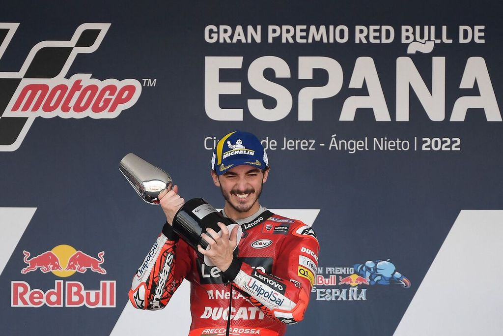 Pebalap Ducati, Francesco Bagnaia, merayakan kemenangannya pada balapan MotoGP seri Spanyol di Sirkuit Jerez, 1 Mei 2022.