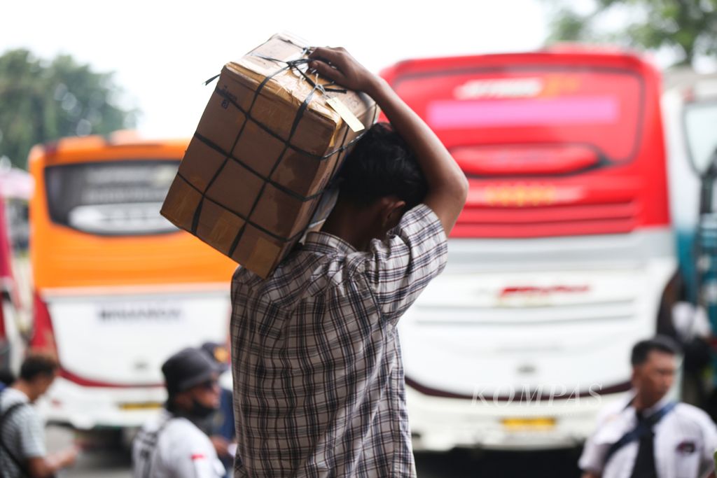 Seorang pemudik memikul barang bawaannya di Terminal Kalideres, Jakarta Barat, Rabu (3/4/2024). 