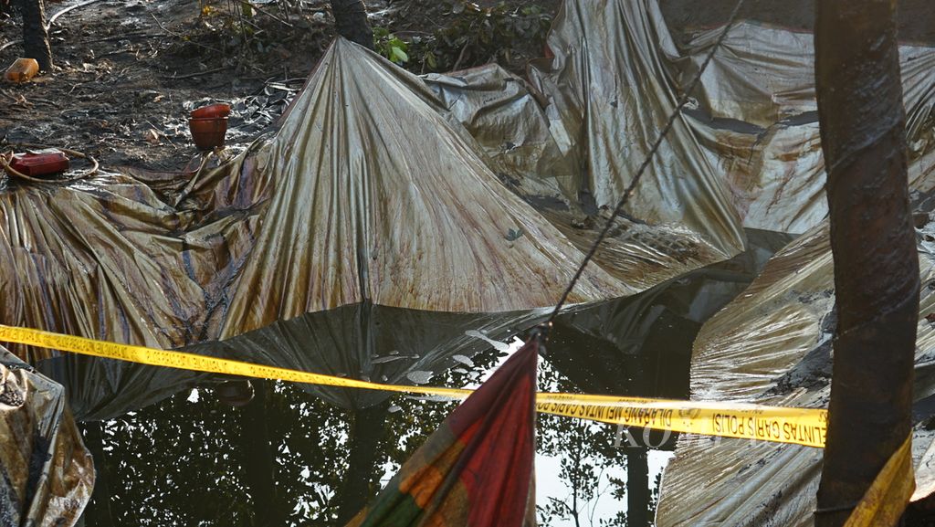 Minyak mentah yang ditampung di area tambang minyak ilegal di Kelurahan Keluang, Kecamatan Keluang, Kabupaten Musi Banyuasin Sumatera Selatan, Jumat (16/9/2022). 