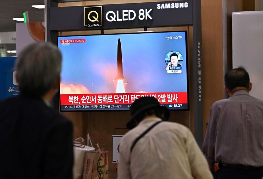 Stasiun televisi Korea Selatan menyiarkan berita mengenai uji coba rudal yang dilakukan Korea Utara, di sebuah stasiun kereta, di Seoul, Rabu, 28 September 2022. 