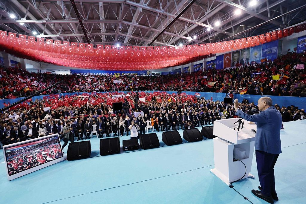 Dalam foto yang dirilis pada Rabu (24/5/2023) oleh Kantor Pers Kepresidenan Turki, Presiden Recep Tayyip Erdogan berpidato dalam pertemuan Lembaga Swadaya Masyarakat (LSM) dan dan Muhtars Meeting di Taha Akgul Sports Hall, Ankara.