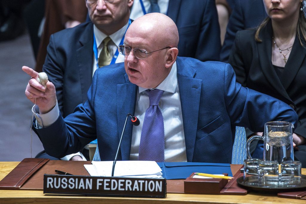 Duta Besar Rusia untuk PBB Vasily Nebensya berbicara di hadapan delegasi seusai pemungutan suara atas rancangan resolusi yang diusulkan Amerika Serikat dalam sidang Dewan Keamanan PBB di Markas Besar PBB, New York, AS, Jumat (22/3/2024).