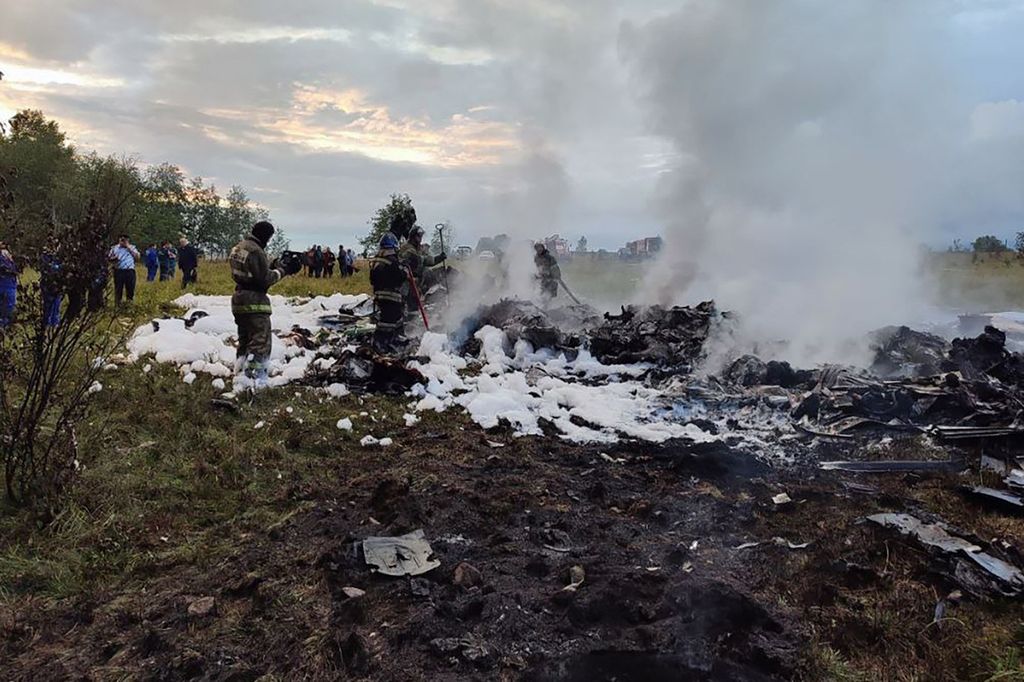 Komite Investigasi Rusia merilis foto per 23 Agustus 2023 yang menunjukkan sejumlah petugas tengah menghimpun informasi di lokasi jatuhnya pesawat di Kuzhenkino, Tver, Rusia. 