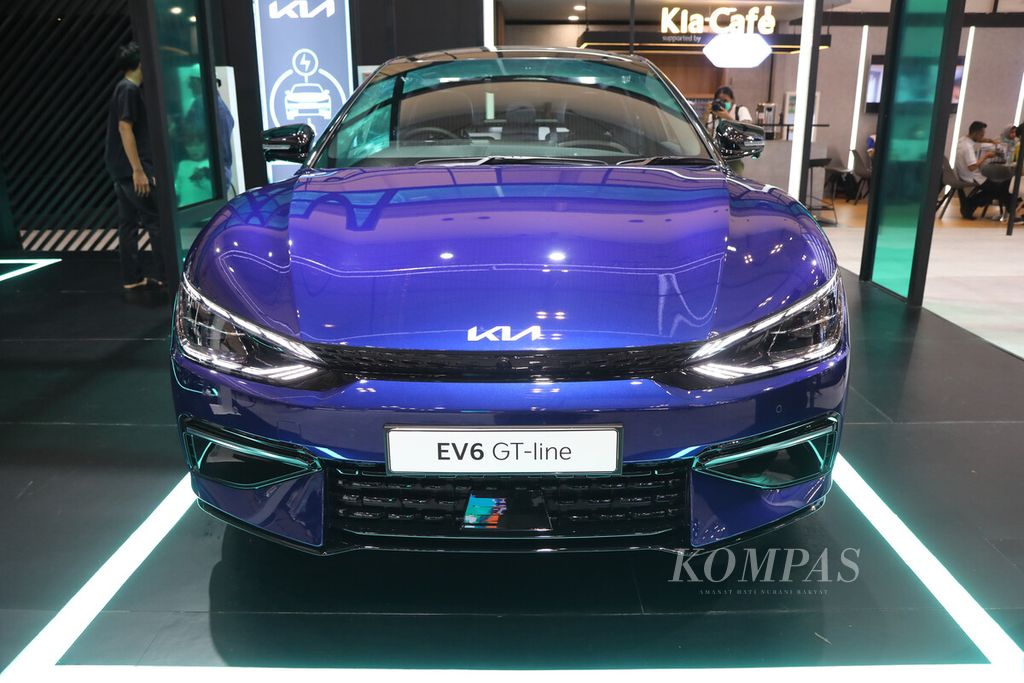 KIA EV 6 GT-Line dipamerkan dalam GIIAS 2022 di ICE BSD, Tangerang, Banten, Kamis (11/8/2022). 