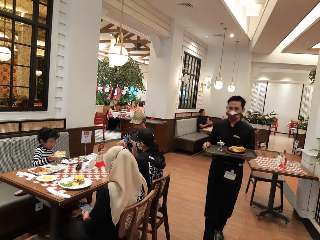 Suasana di resto Steak & Ice Cream Boncafe Galaxy Mal 3 Surabaya pada Rabu (18/5/2022). Kemampuan ekonomi terkait erat dengan pola konsumsi masyarakat. Semakin kaya, semakin rendah konsumsi karbohidrat dan semakin besar porsi konsumsi protein serta lemak.