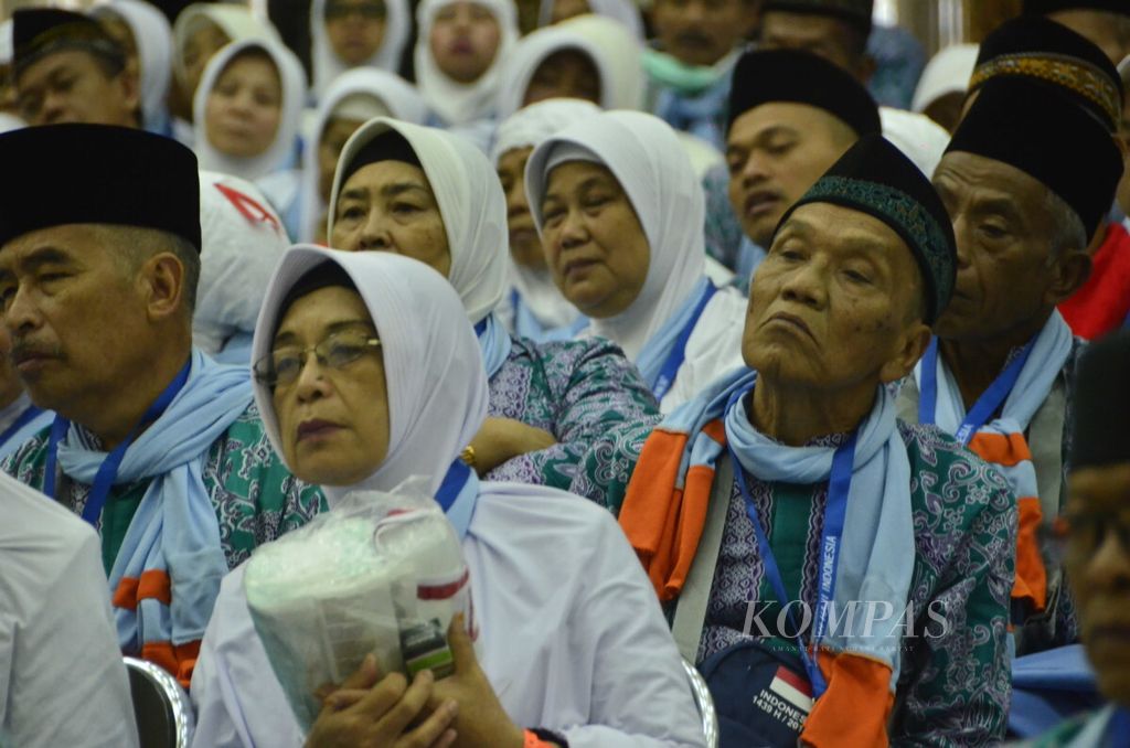 Jemaah haji di Asrama Haji Embarkasi Bekasi, Selasa (24/7/2018), sebelum pandemi Covid-19.