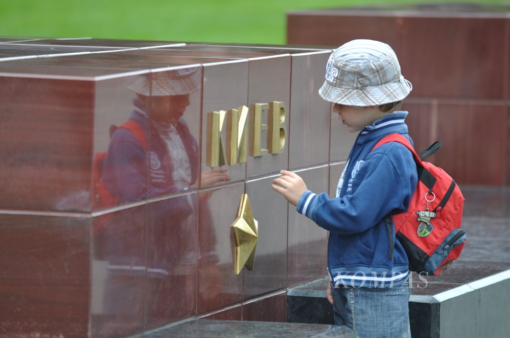 Seorang anak berada di depan monumen di kompleks Lapangan Merah, Moskwa, Rusia, 22 Agustus 2010.
