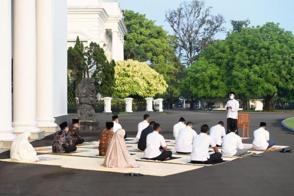 Presiden Joko Widodo dan Nyonya Iriana menunaikan shalat Idul Fitri di halaman depan Gedung Induk Istana Kepresidenan Bogor, Kamis (13/5/2021). Serda Ridwan Payopo menjadi imam dan khatib dalam shalat Idul FItri 1442 Hijriah. 