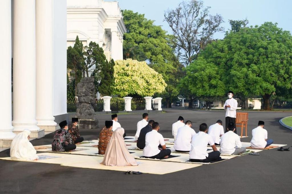 Presiden Joko Widodo dan Nyonya Iriana menunaikan shalat Idul Fitri di halaman depan Gedung Induk Istana Kepresidenan Bogor, Kamis (13/5/2021). Serda Ridwan Payopo menjadi imam dan khatib dalam shalat Idul FItri 1442 Hijriah.