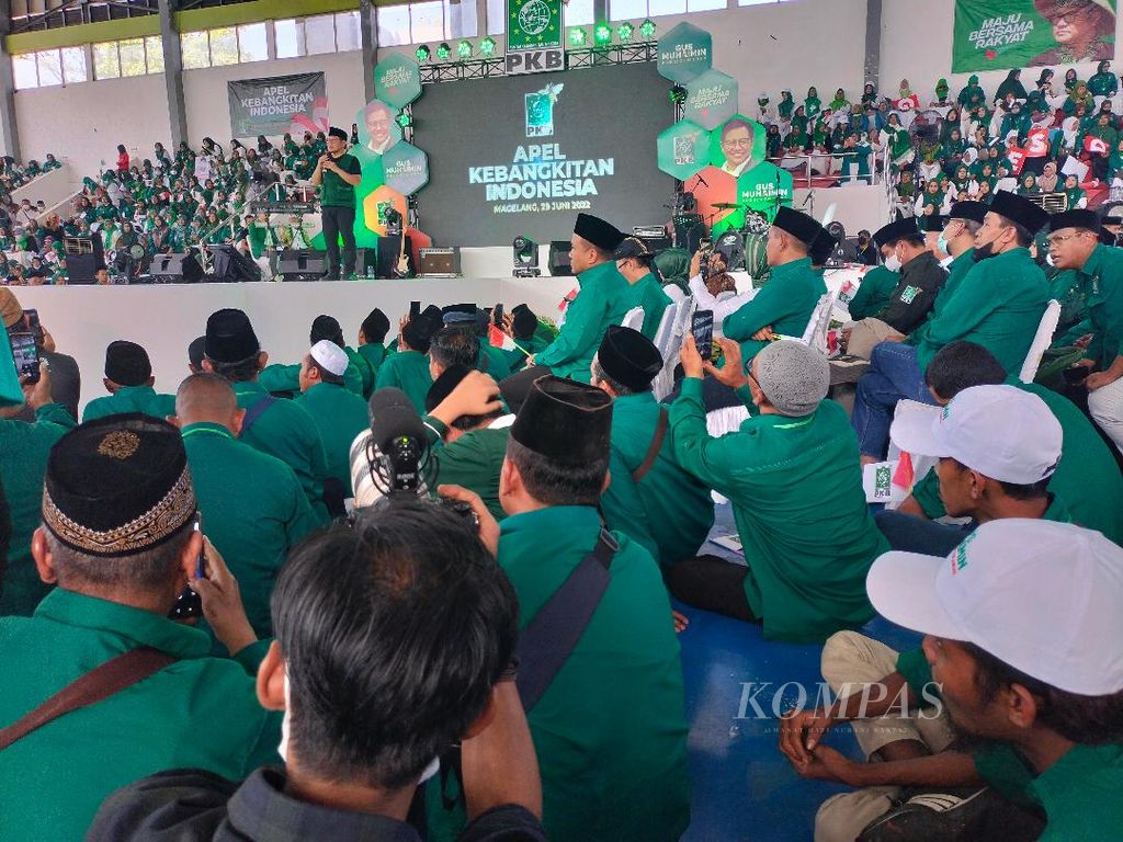 Ribuan kader dan pengurus PKB dari sejumlah daerah menghadiri apel kebangkitan Indonesia dan pelatihan Dewan Pengurus Anak Cabang PKB se-Jawa Tengah di GOR Samapta, Kota Magelang, Rabu (29/6/2022).