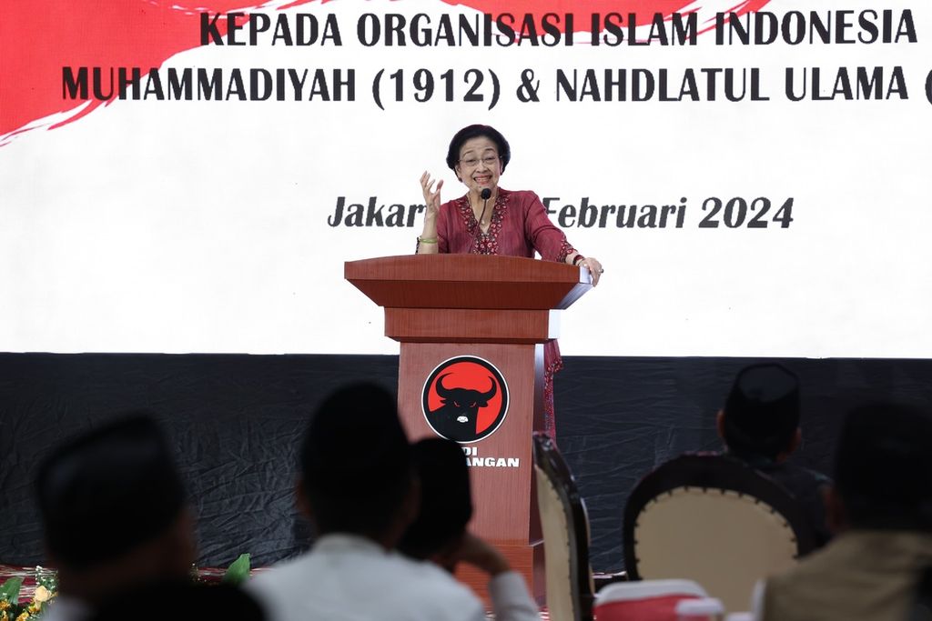 Presiden ke-5 RI Megawati Soekarnoputri menyampaikan sambutan dalam acara tasyakuran penerimaan penghargaan Zayed Award for Human Fraternity 2024, di Masjid At-Taufiq, Jakarta, Minggu (11/2/2024).