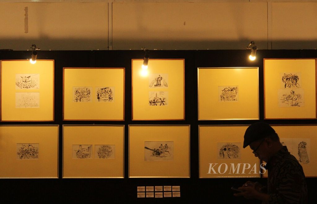 Suasana Pameran Retrospeksi 40 Tahun Berkarya Among Jiwo di Museum Nasional Indonesia, Jakarta, Kamis (10/11/2022). Pameran itu memajang lebih dari 250 karya perupa, penyair, sekaligus jurnalis Yusuf Susilo Hartono .