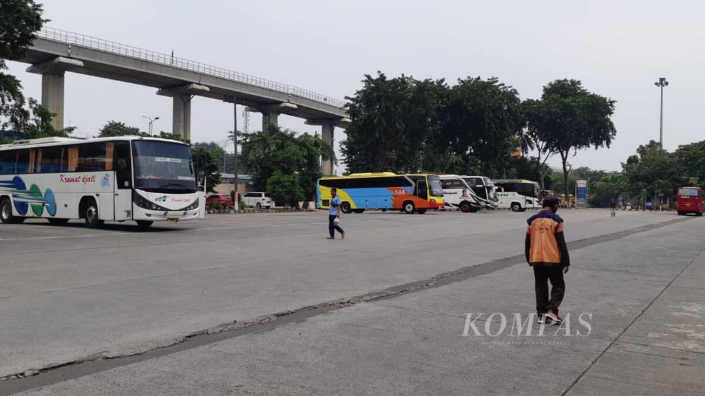 Suasana area kedatangan bus di Terminal Kampung Rambutan, Jakarta Timur, Jumat (10/4/2020). Pergerakan penumpang dari daerah ke Jakarta masih terjadi, tetapi frekuensinya tidak sebanyak sebelum PSBB diberlakukan.