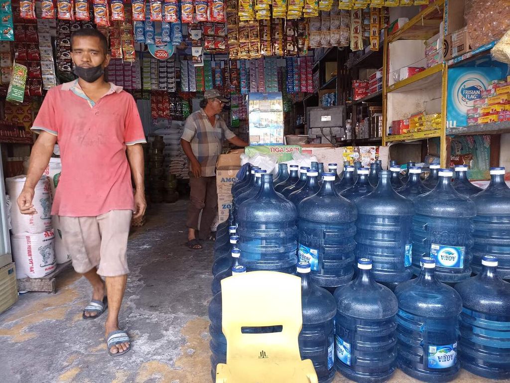 Gallon bottled drinking water is sold at a shop in Medan, North Sumatra, on Wednesday (14/9/2022).