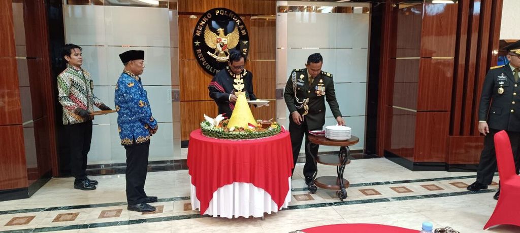 Menteri Koordinator Bidang Politik, Hukum, dan Keamanan Mahfud MD memotong tumpeng sebagai wujud rasa syukur di Hari Ulang Tahun Kemerdekaan RI, Kamis (17/8/2023).