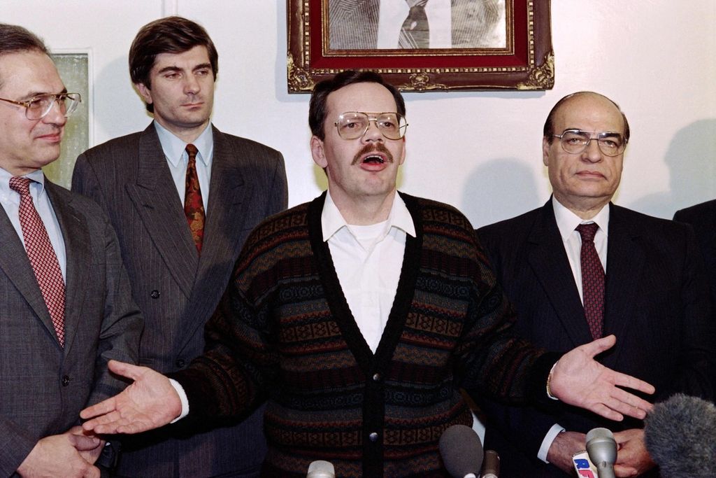 Terry Anderson (ketiga dari kiri) memberikan keterangan pers di New York, AS, 4 Desember 1991, bersama Youssef Ragheb Chakour , menteri asal Suriah (kanan), Duta Besar AS Christopher Ros (kiri), dan Wakil Sekretaris Jenderal PBB yang juga negosiator PBB Giandomenico Picco. 