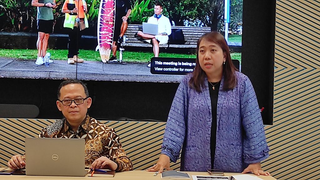 (Dari kiri ke kanan) Director of Career Services Mercer Indonesia Isdar Marwan dan Presiden Direktur Mercer Indonesia Astrid Suryapranata dalam konferensi pers peluncuran laporan Global Talent Trends 2024, Rabu (27/3/2024), di Jakarta.